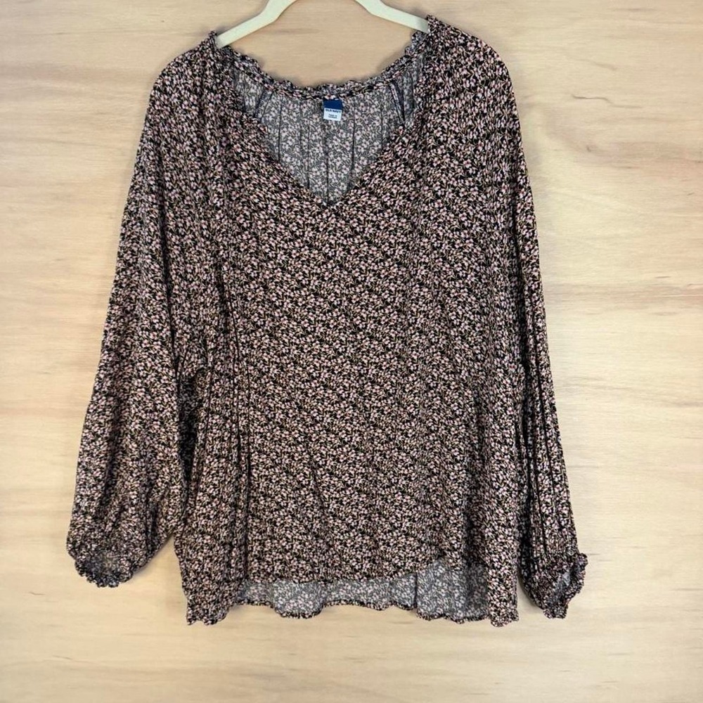 Old Navy floral blouse with long sleeves and a flowy fit. Size: XL